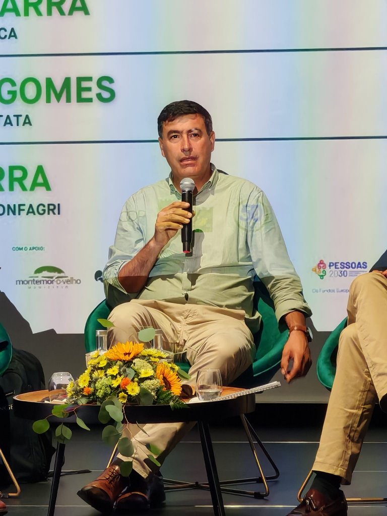 Pode ser uma imagem de 2 pessoas e a texto que diz "AKKAA CA GOMES ATA RA ONFAGRI COM montemor montemorovelho ovelho ល PESSOAS 2030 Calvaauco"