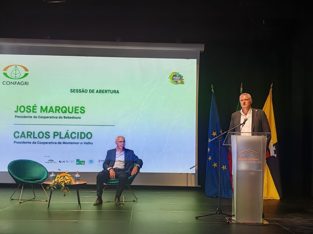Pode ser uma imagem de 2 pessoas e a texto
